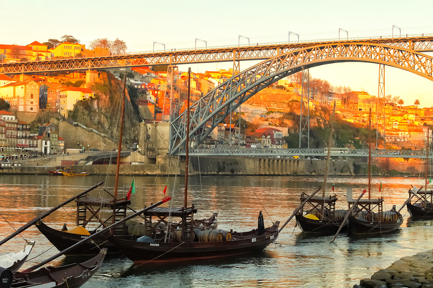 ポルトガル、ドン・ルイス1世橋。上は鉄道と歩行者専用です。