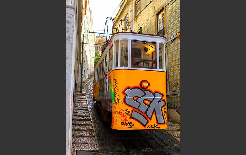 ポルトガル・リスボン、建物の隙間をぬって走るケーブルカー