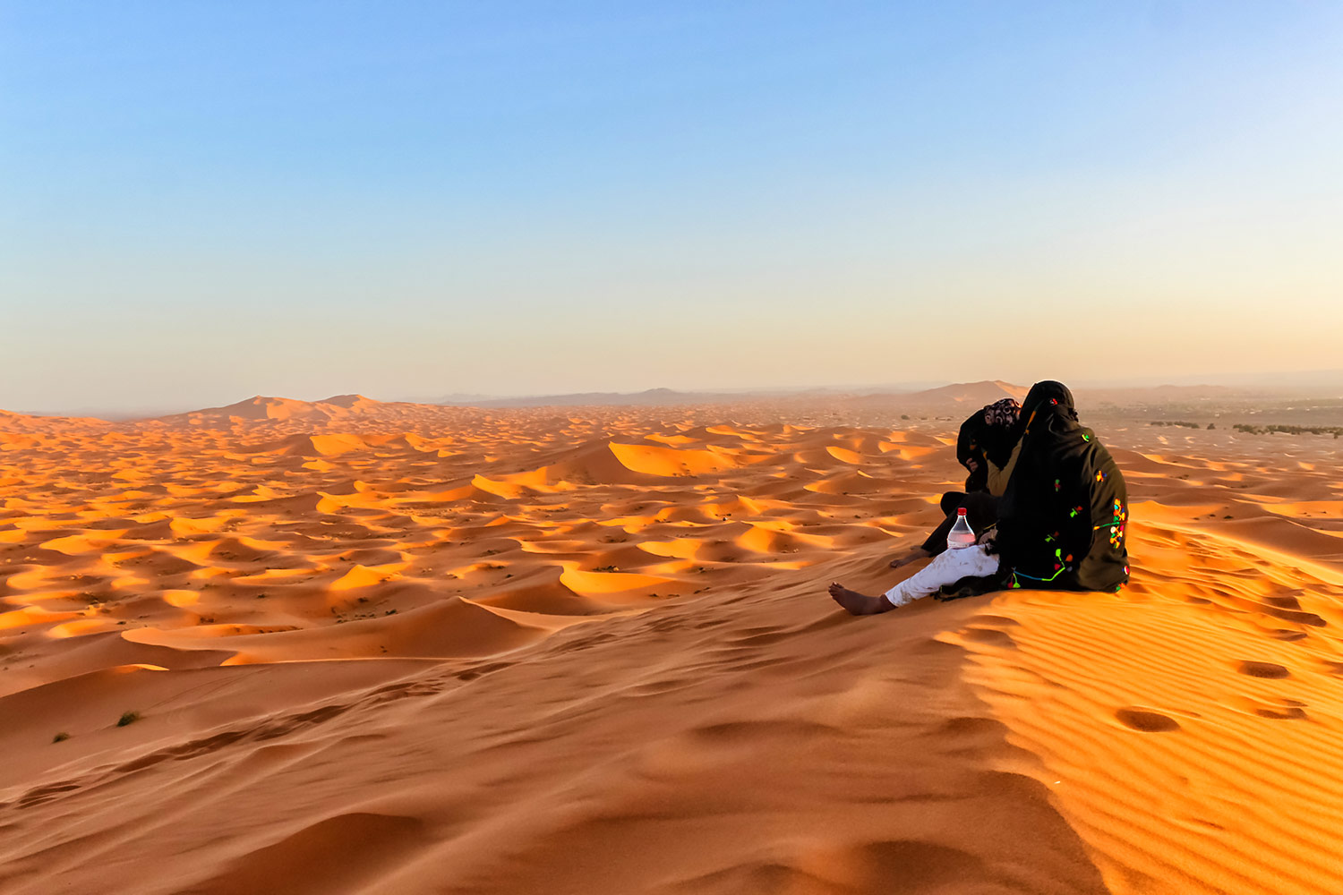 夕暮れのサハラ砂漠の砂丘で涼む