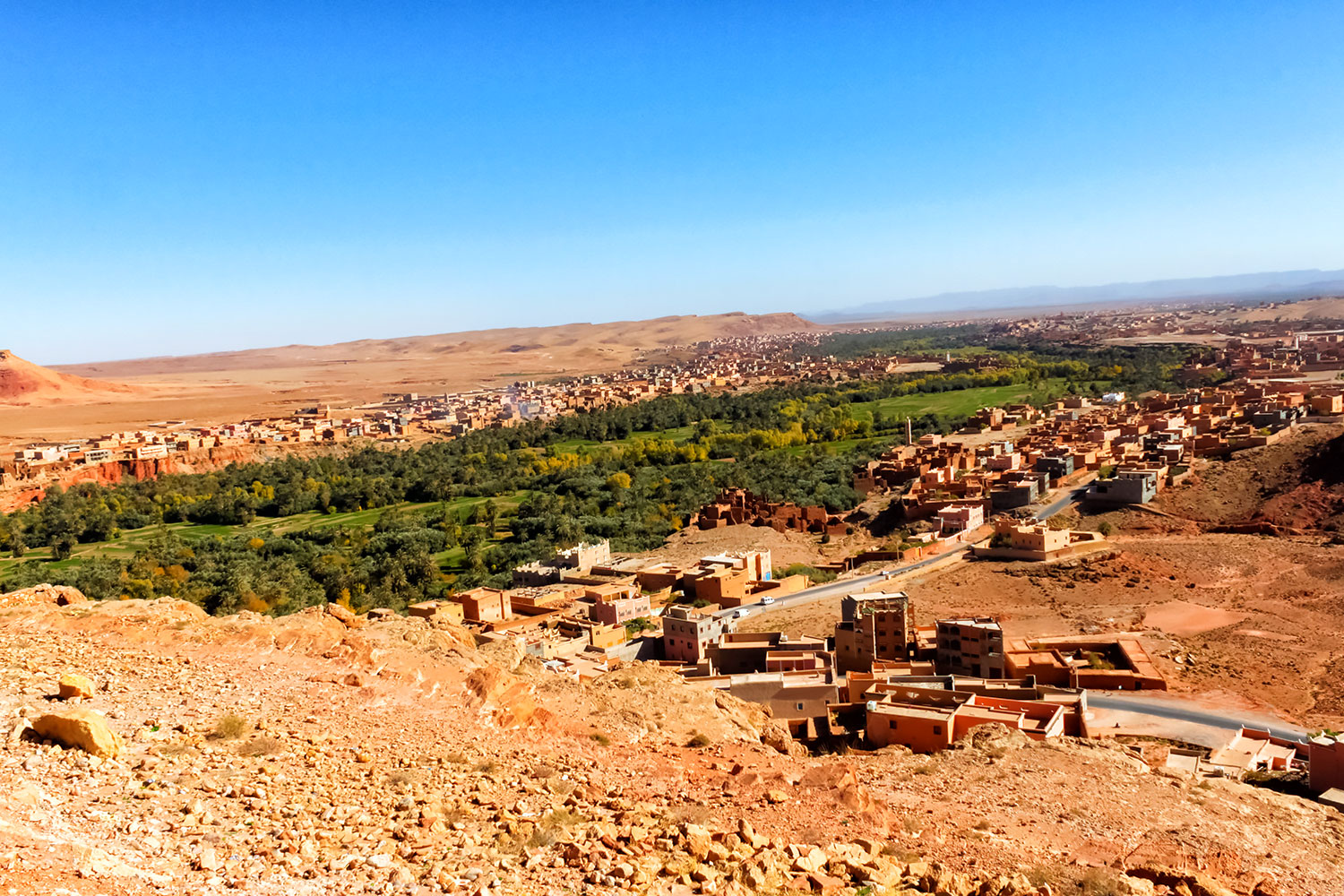 峡谷の町、モロッコ･ティネリールの大地