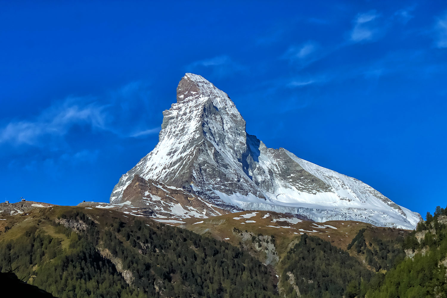 スイスの名峰、マッターホルンを麓のツェルマットから望む