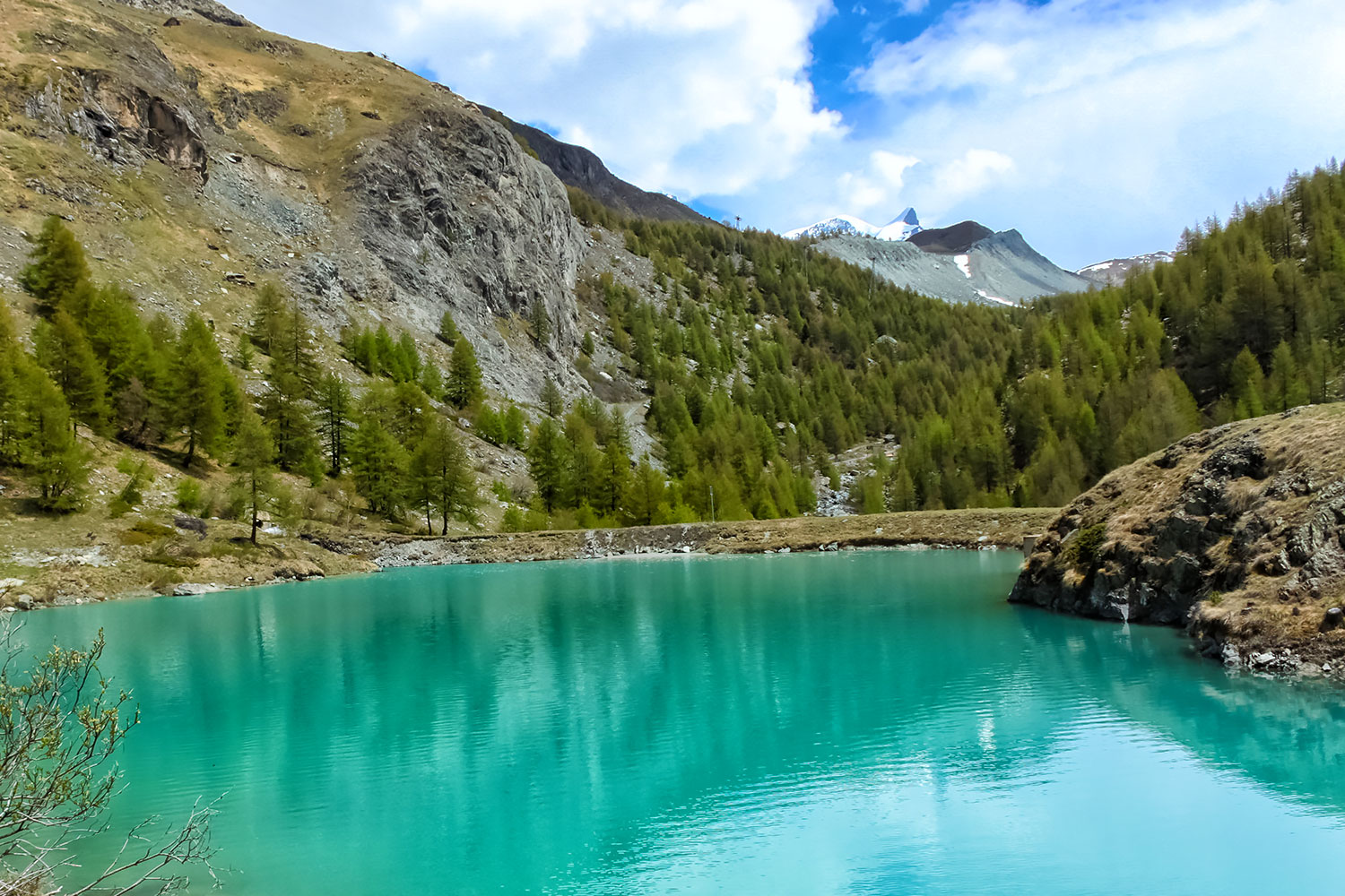 スイス・アルプス散歩で出会った緑の湖