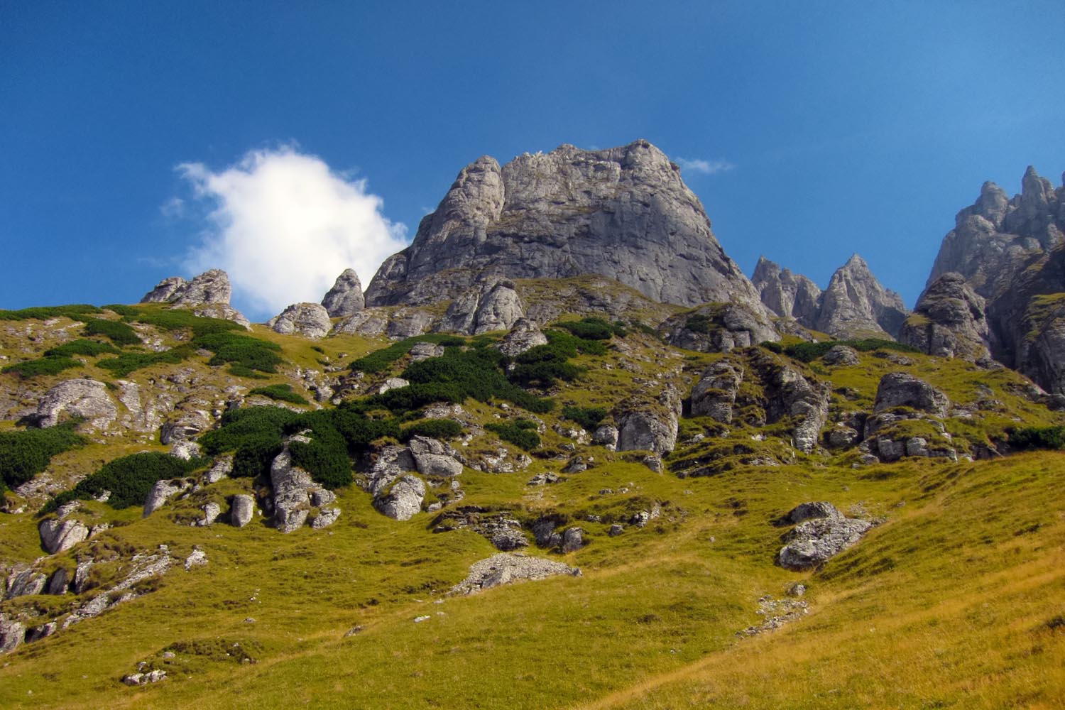 そびえる岩山、ルーマニアのブチェジ山