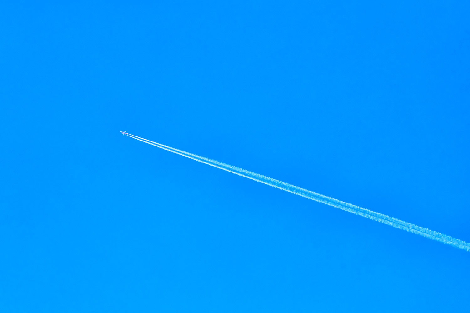 快晴の大空に描かれた飛行機雲
