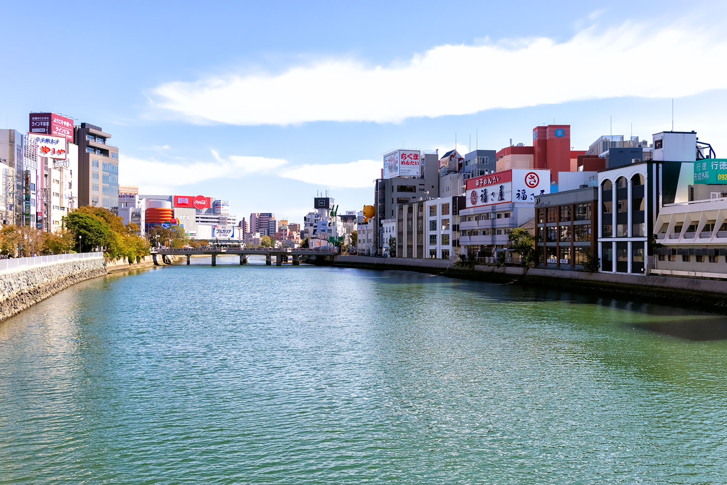 九州最大の繁華街、中州を流れる那珂川
