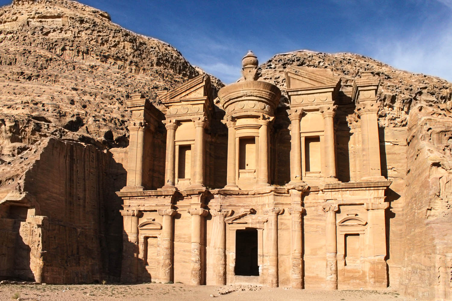 古代の修道院跡ヨルダン世界遺産ペトラ遺跡に行ってみると
