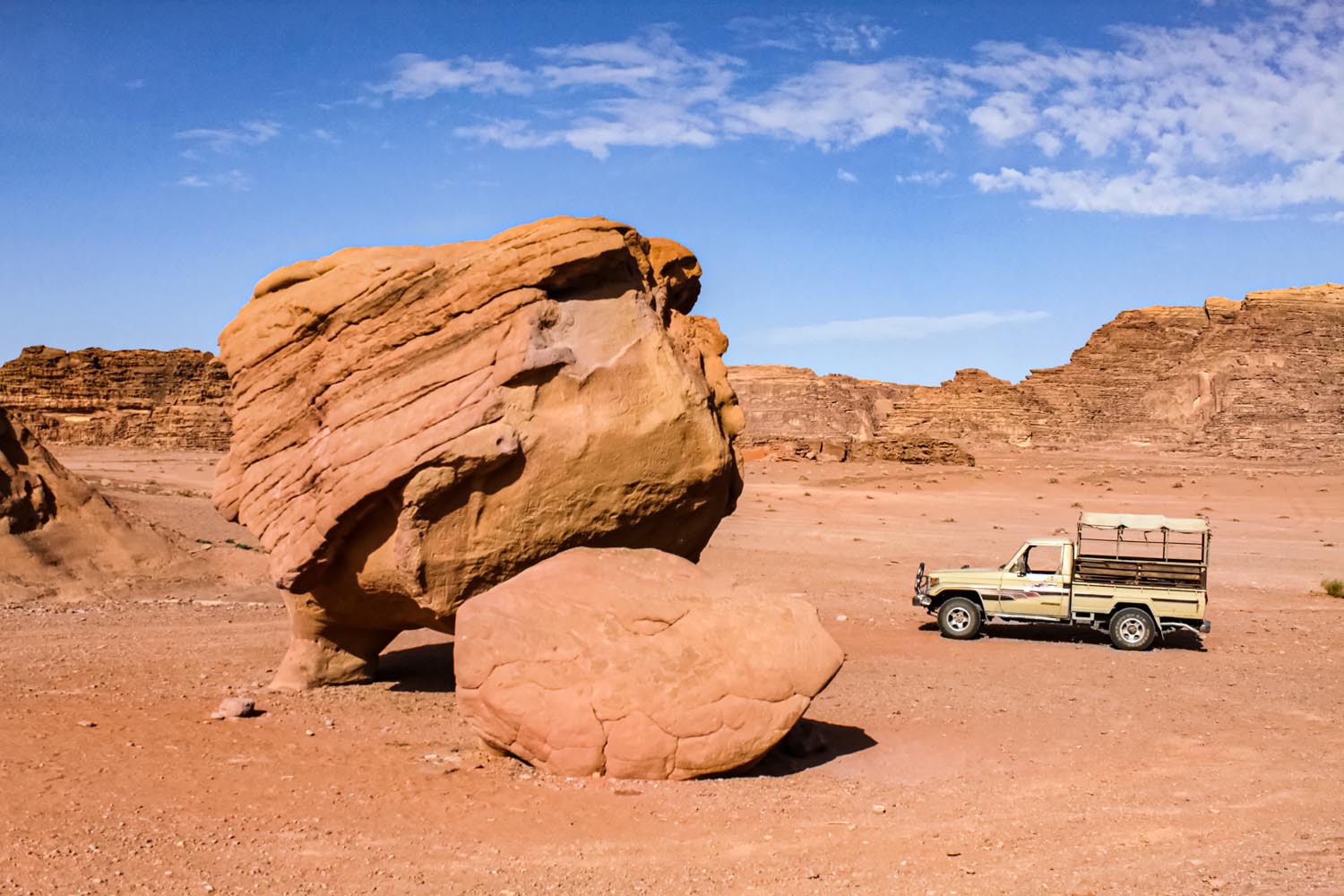 『月の谷』ワディラム砂漠にある顔の形をした大きな奇岩