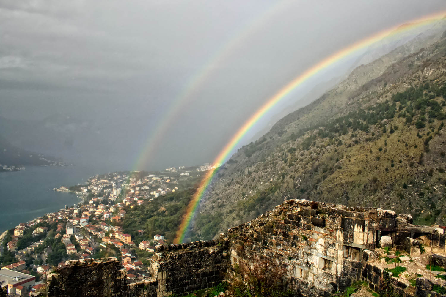 モンテネグロのコトル、世界遺産の街に現れた大きな虹