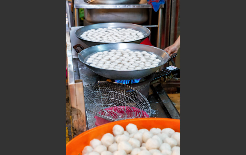 台北の名物料理、調理中の魚丸・フィッシュボール