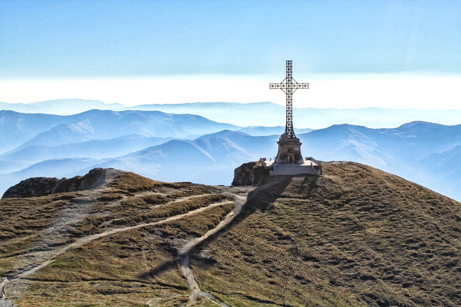 カルパチア山脈にそびえる英雄の十字架