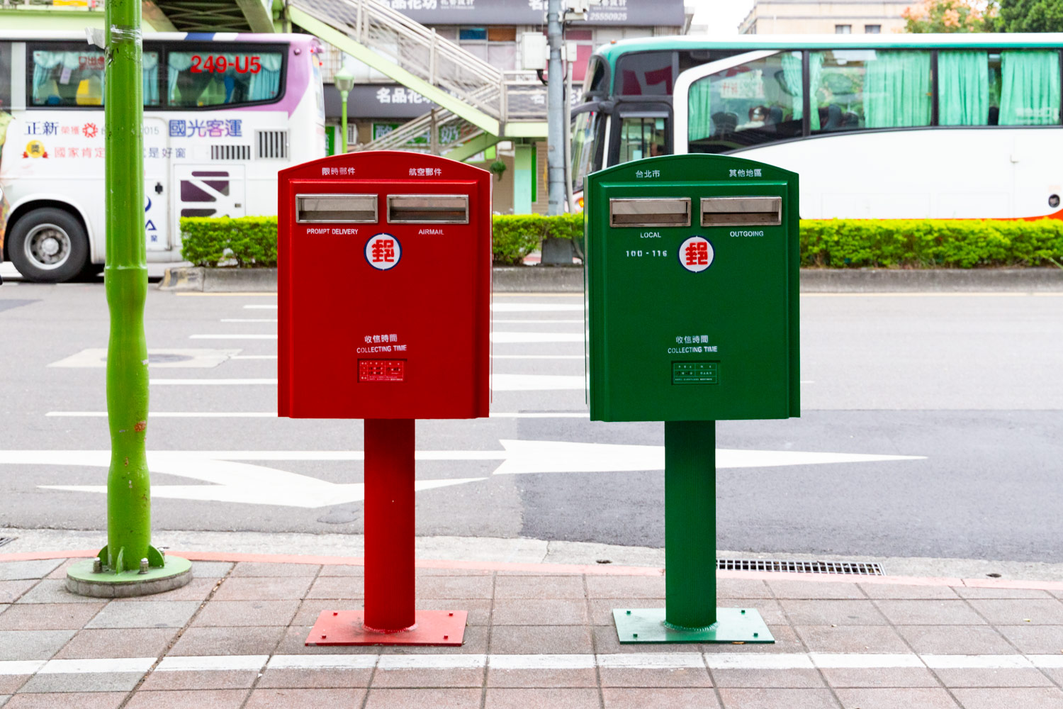 台湾にある二色の郵便ポストの違いは？