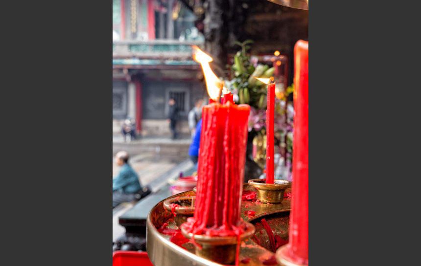 赤い蝋燭が灯るかつての台北龍山寺
