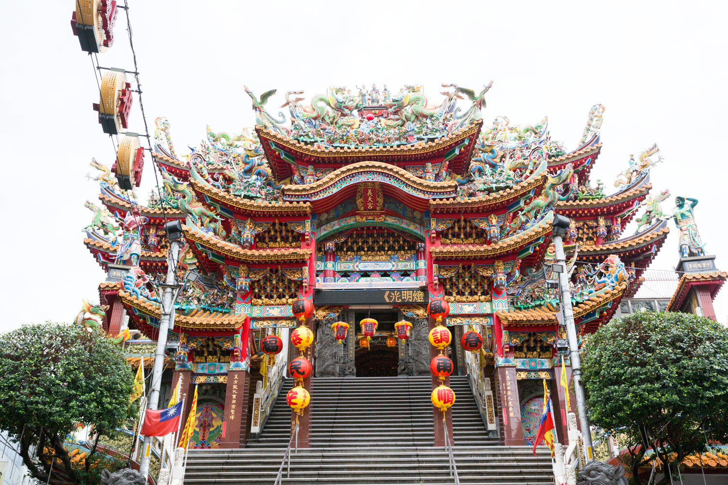 本殿に至る参道が神々しい台湾の三重義天宮