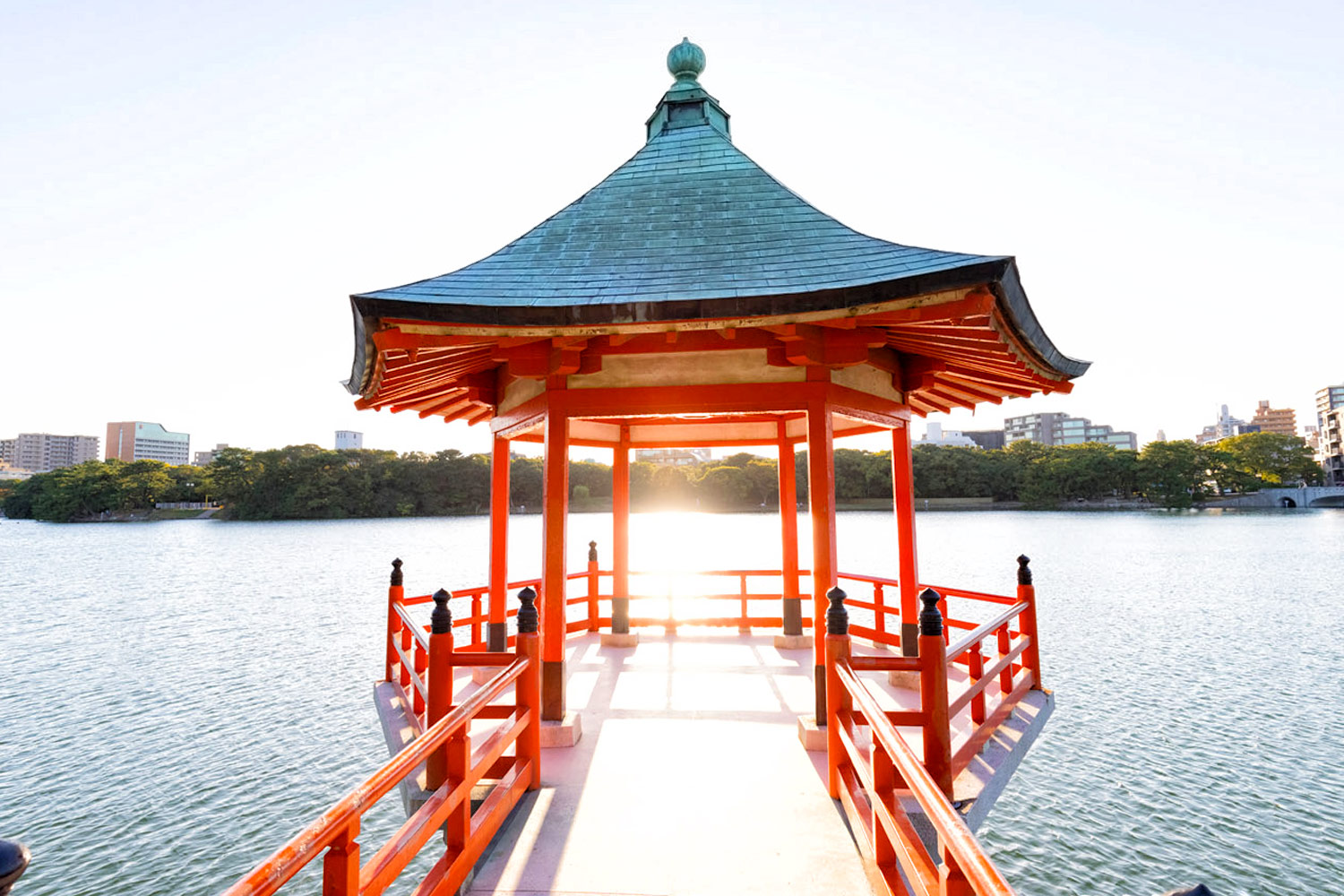 福岡のオアシス大濠公園の池に突き出た浮見堂