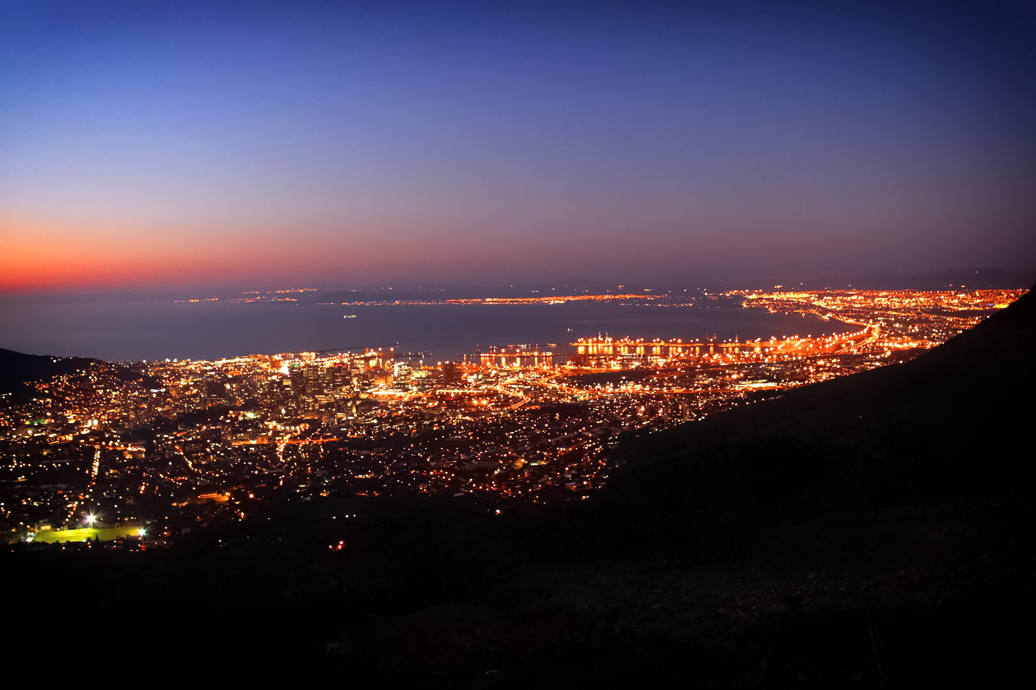 南アフリカのシグナルヒルから見た夕暮れのケープタウン
