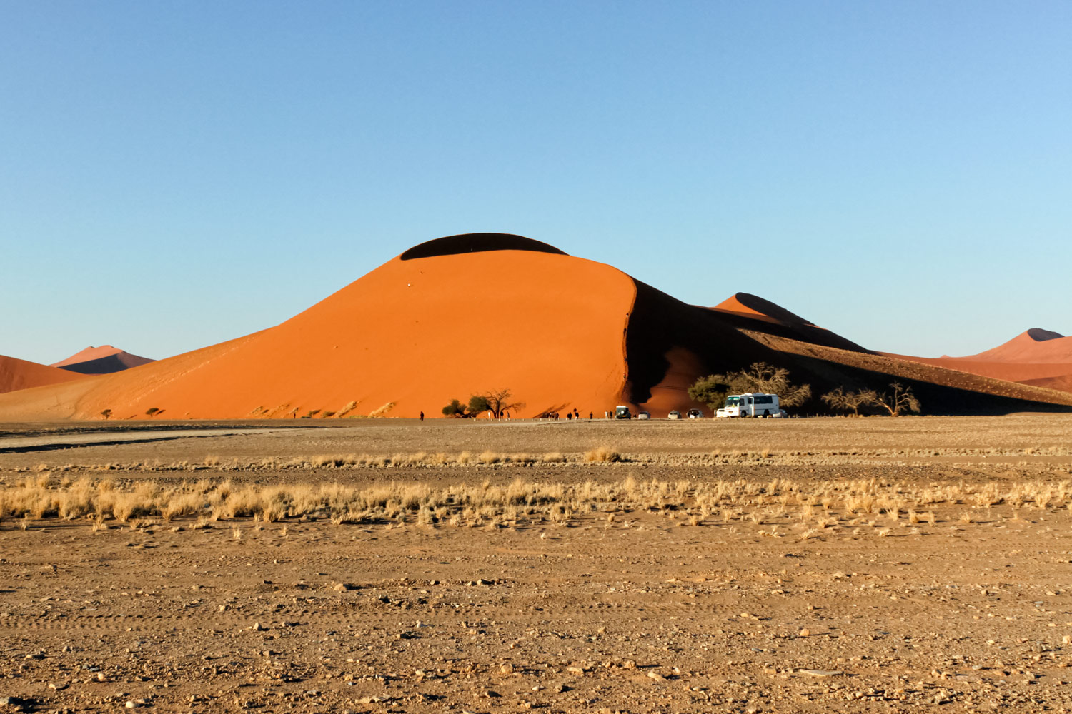 ナミブ砂漠の不思議な大砂丘を登る人々