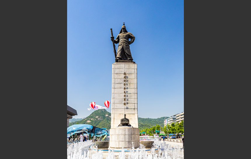 ソウルの光化門広場と李瞬臣将軍の銅像