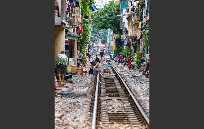 家屋の合間を通るベトナム統一鉄道