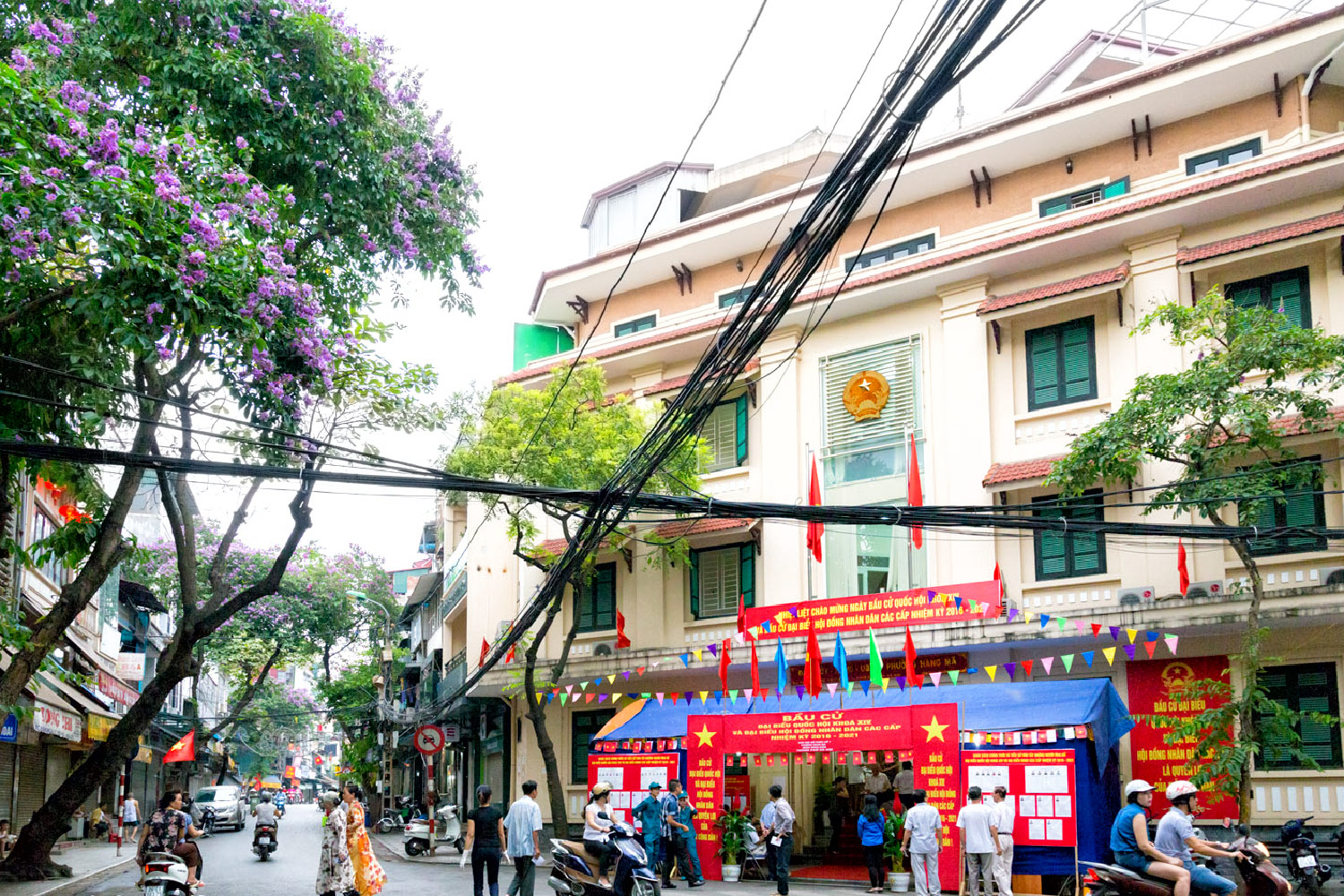 あちらこちらに赤いパネルが！ベトナム・ハノイの選挙風景