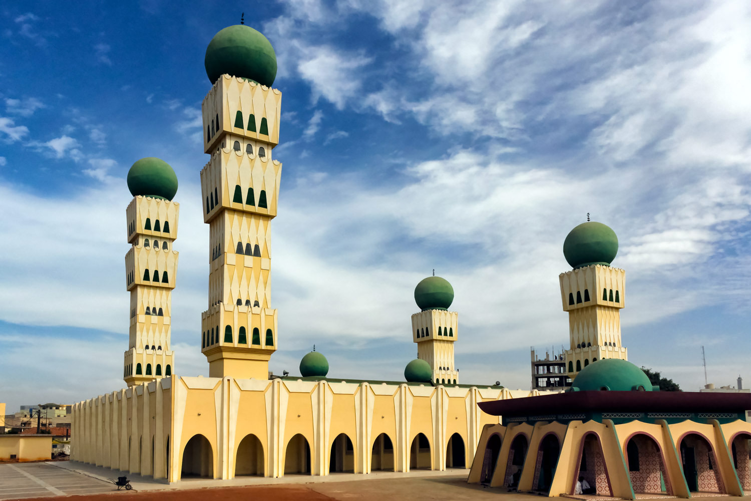 セネガルの首都ダカール、四本の塔が対称形に並んだモスク