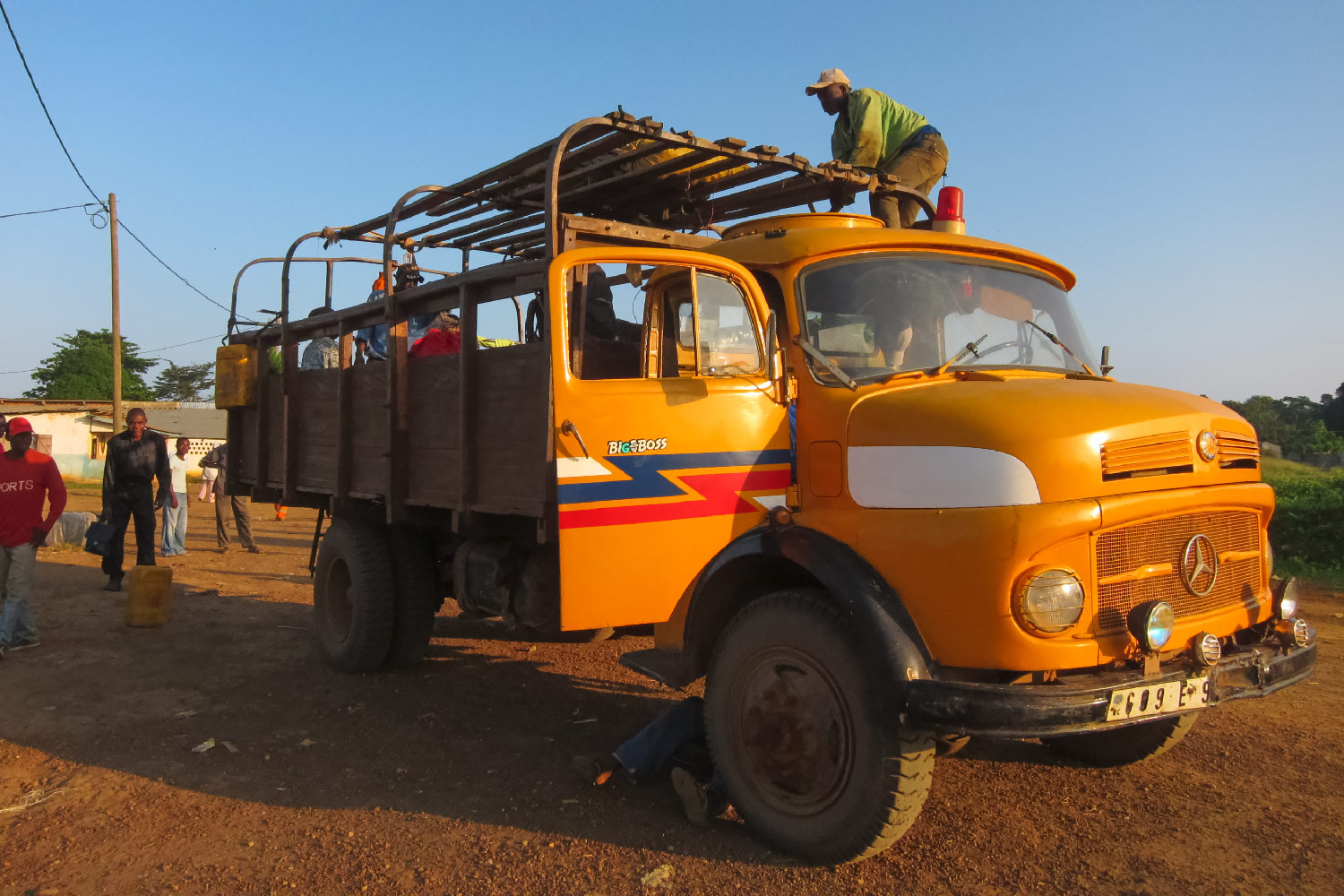 コンゴの国境から13時間お世話になったベンツの乗合トラック