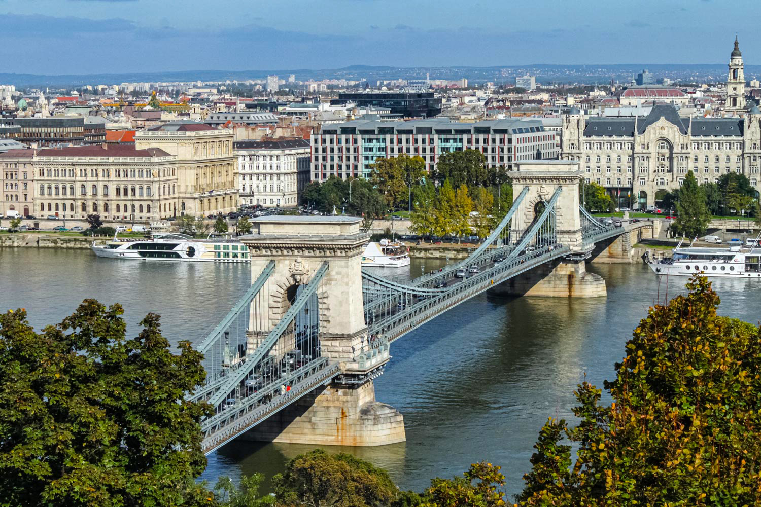 ハンガリー･ブダペスト、王宮の丘から見た鎖橋