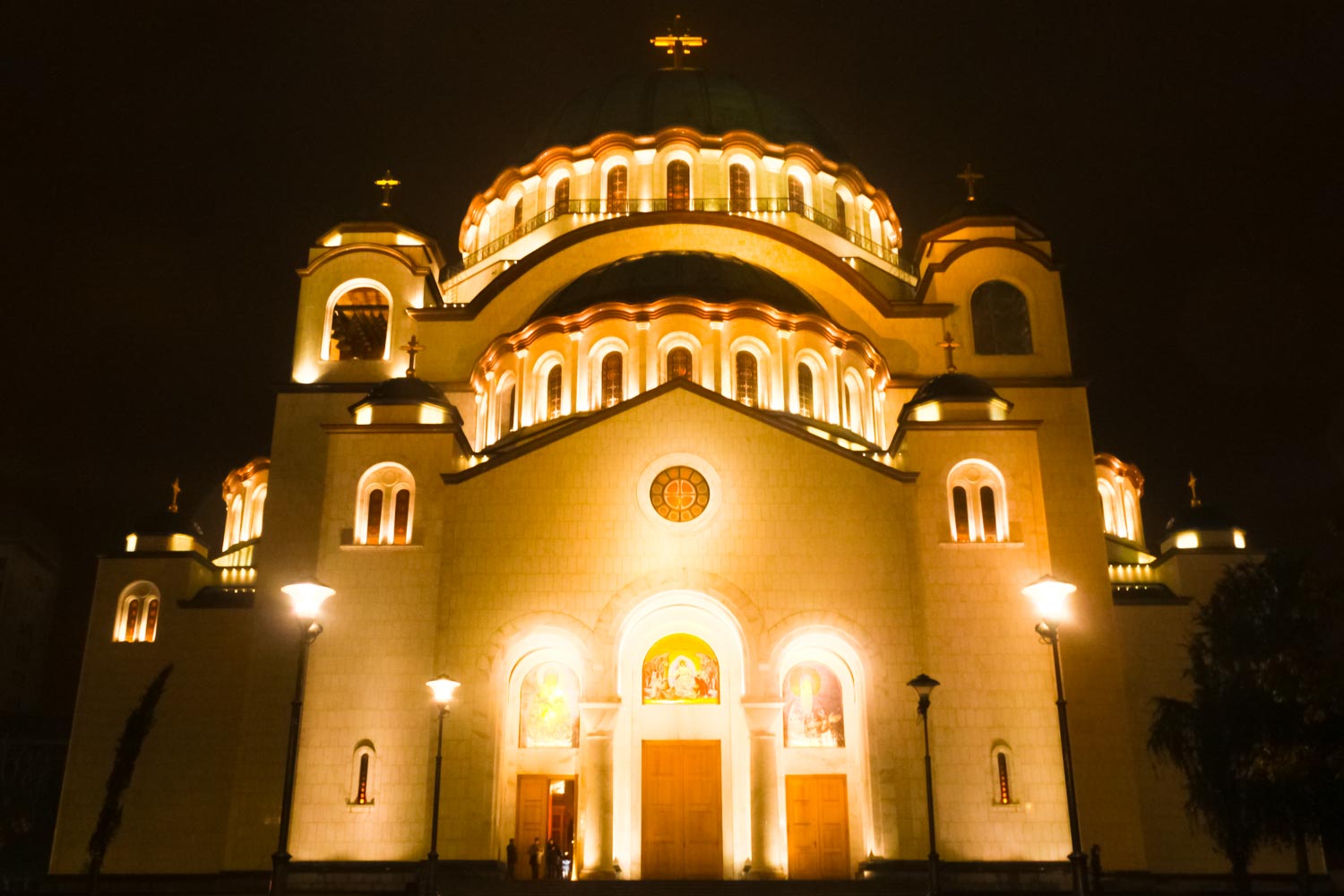 セルビアの首都ベオグラード、夜の聖サワ大聖堂