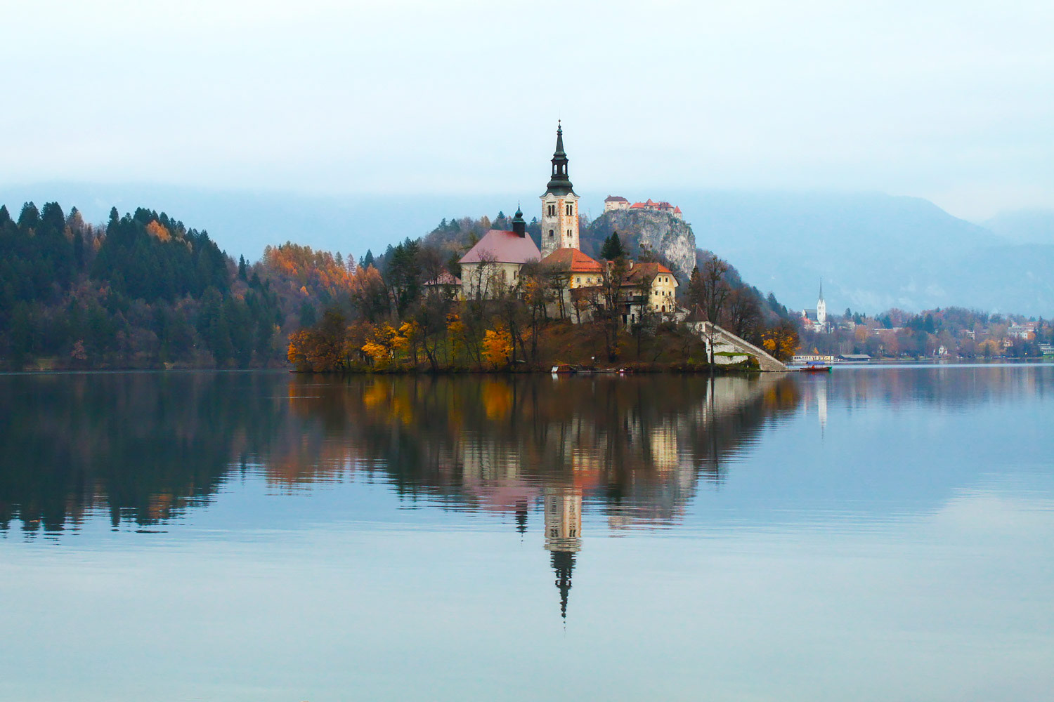 スロベニアのブレッド湖に浮かぶ聖マリア教会