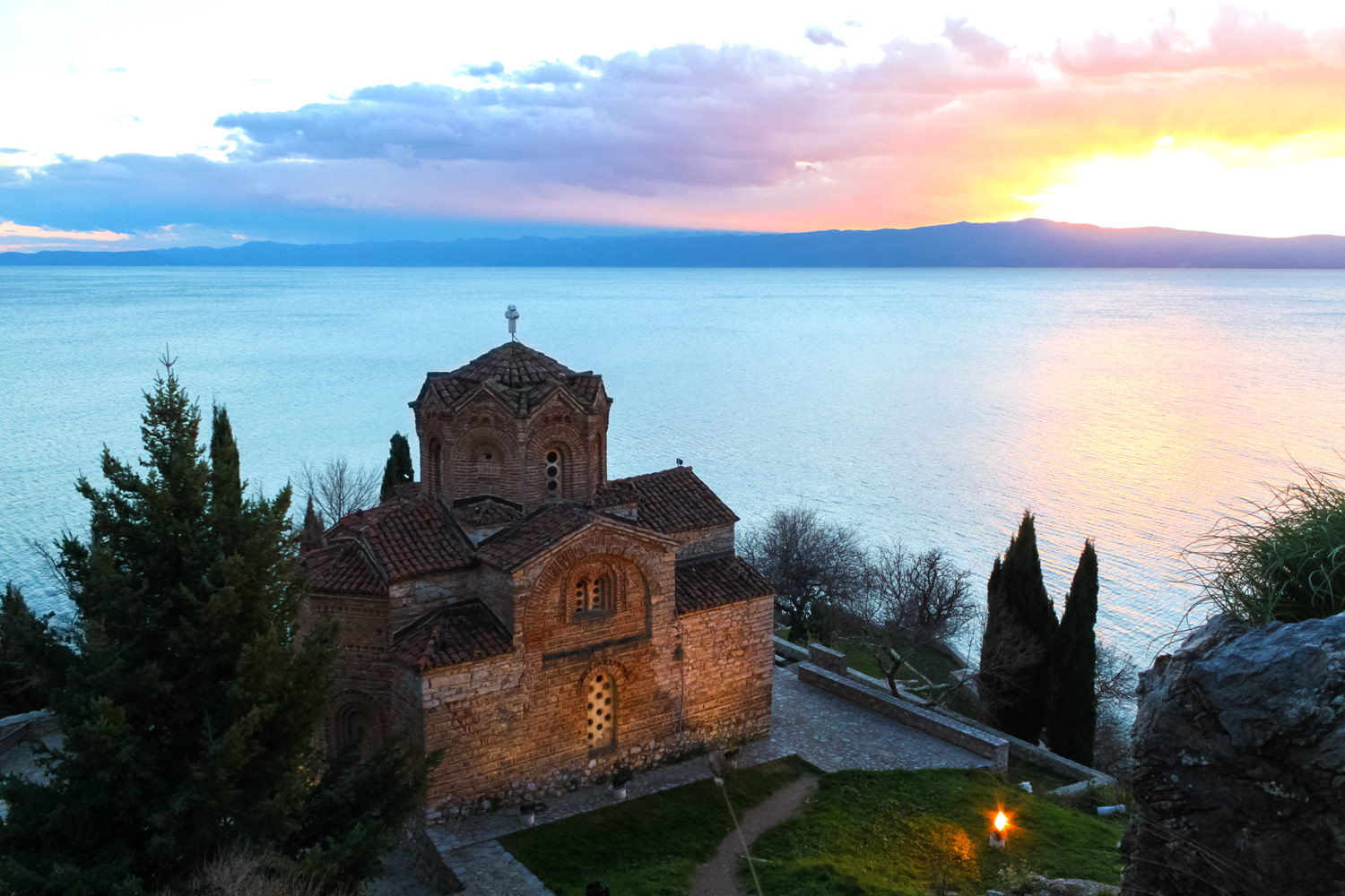 北マケドニアの世界遺産オフリド湖の夕暮れ