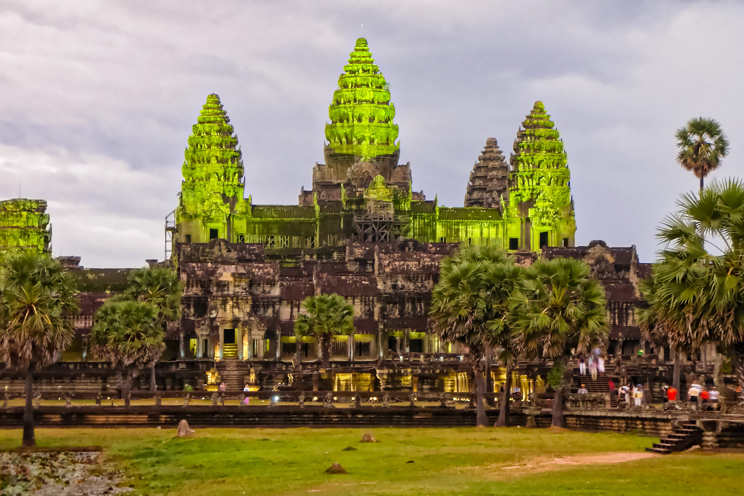 カンボジア世界遺産アンコール遺跡のライトアップ