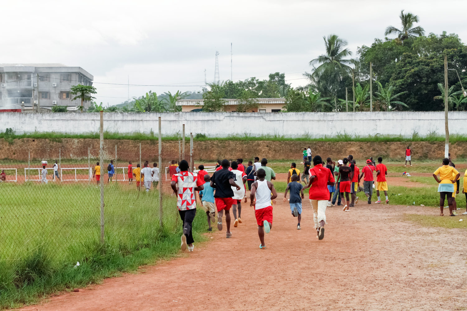 カメルーン、放課後にサッカーの練習に向かう若者