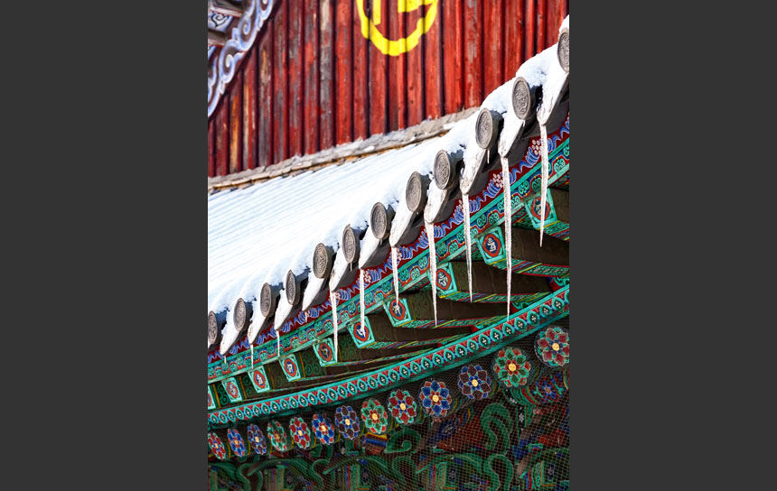 真冬のソウル、寺院の屋根に並んだツララ