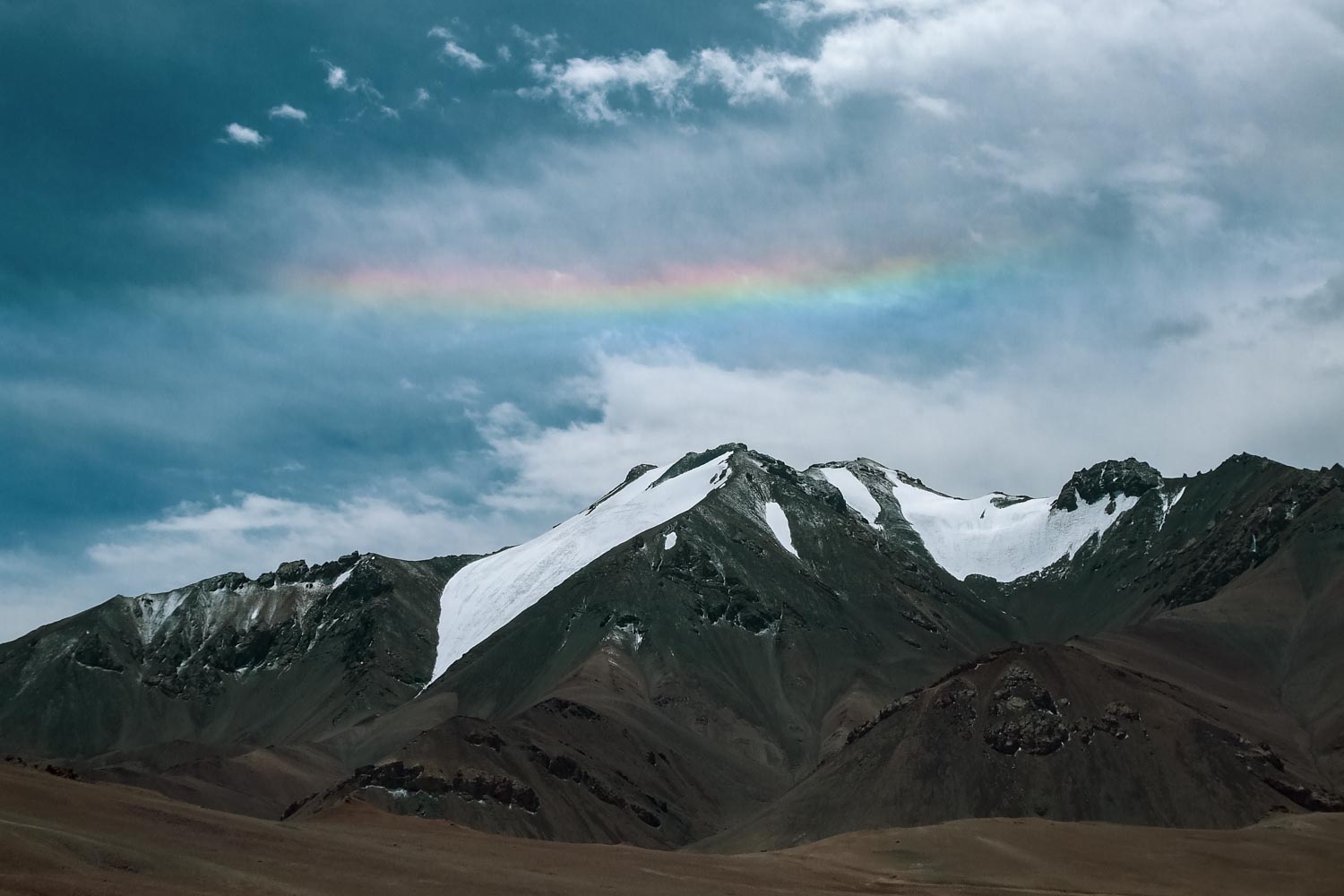 標高5,000m上空パミール高原の更に上に現れた虹