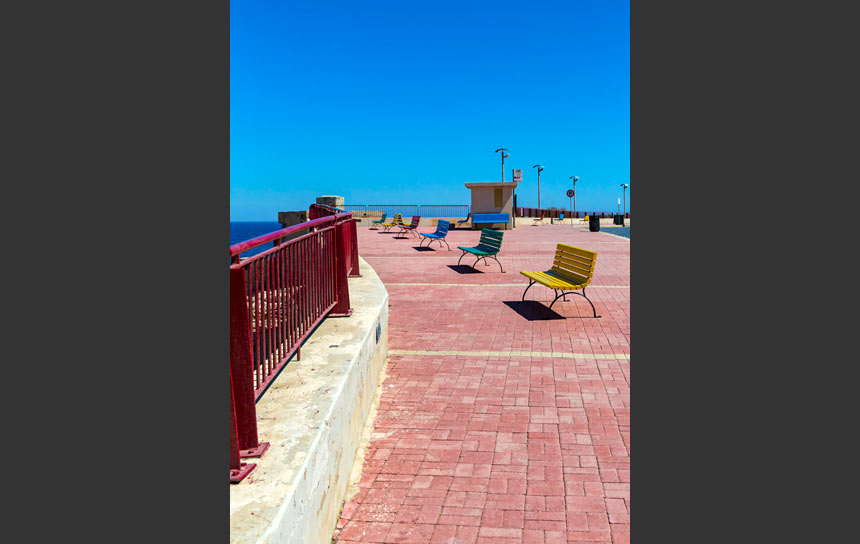 マルタ共和国シャイラの海岸に置かれたカラフルなベンチ