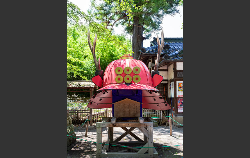 上田城真田神社、六文銭の赤い兜