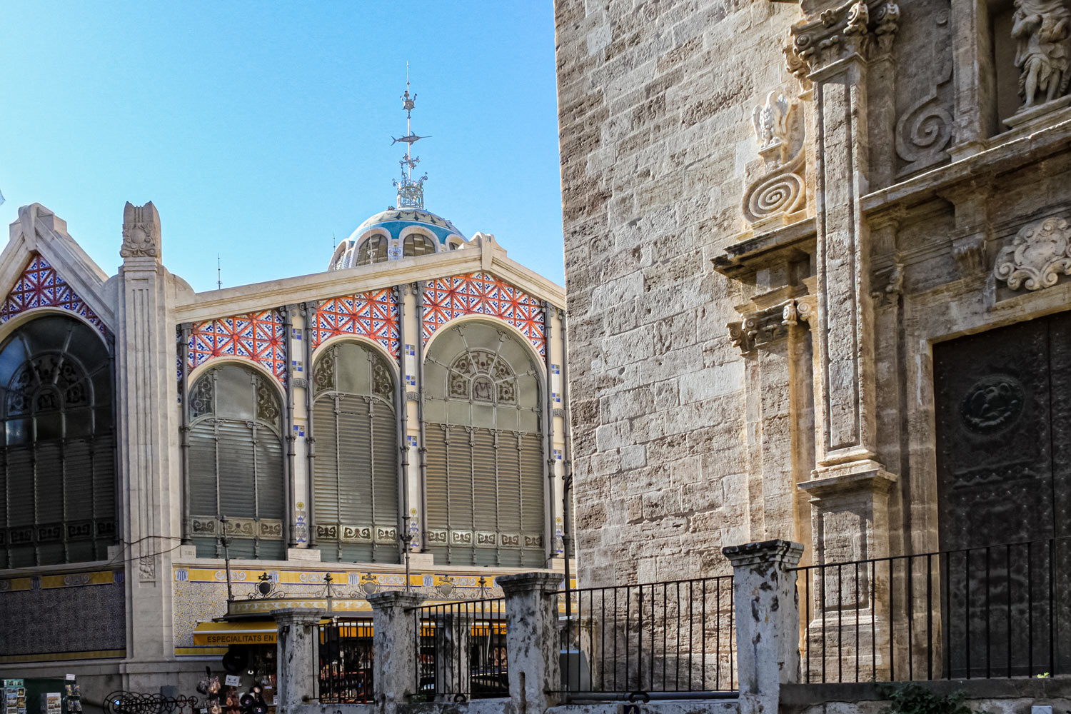 スペイン、バレンシアの大聖堂に見える巨大なマルシェ